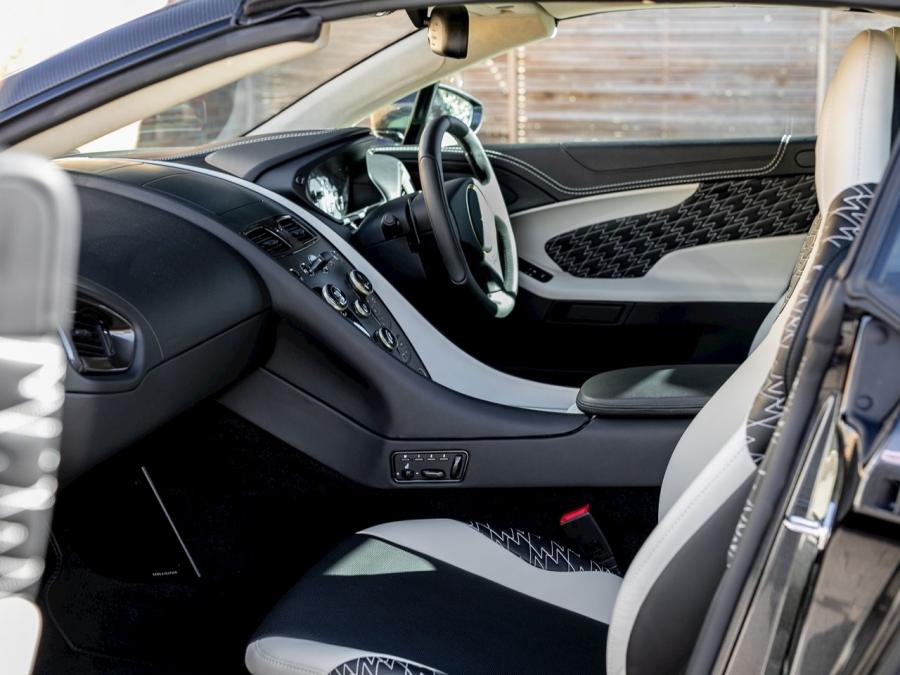 Интерьер Aston Martin Vanquish Zagato Volante 2018 года  (UK) (фото 7 из 34)